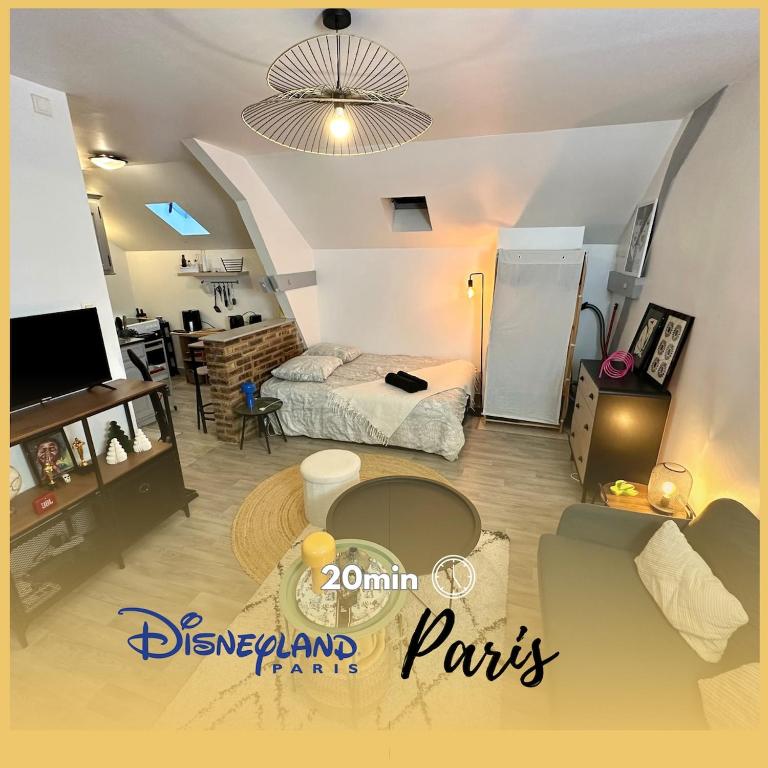 a living room with a couch and a bed in a room at Le Comfy Studio Central proche Disney & Paris in Lagny