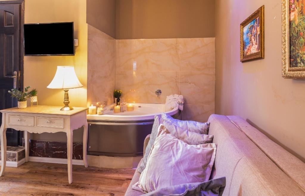 une salle de bains avec baignoire et lavabo dans l'établissement Grey Tel Aviv Center, à Tel Aviv