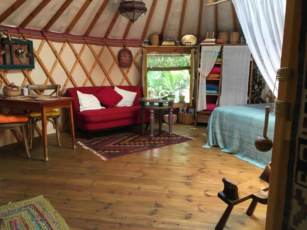Posezení v ubytování The Yurt in Abirim