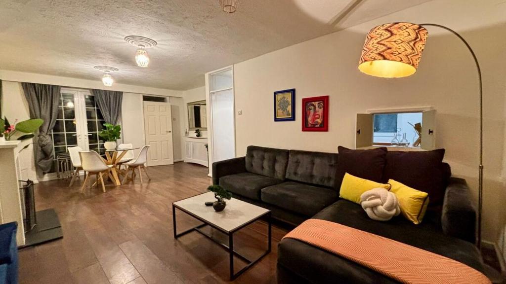 Et opholdsområde på The Four Bedroom Garden Escape