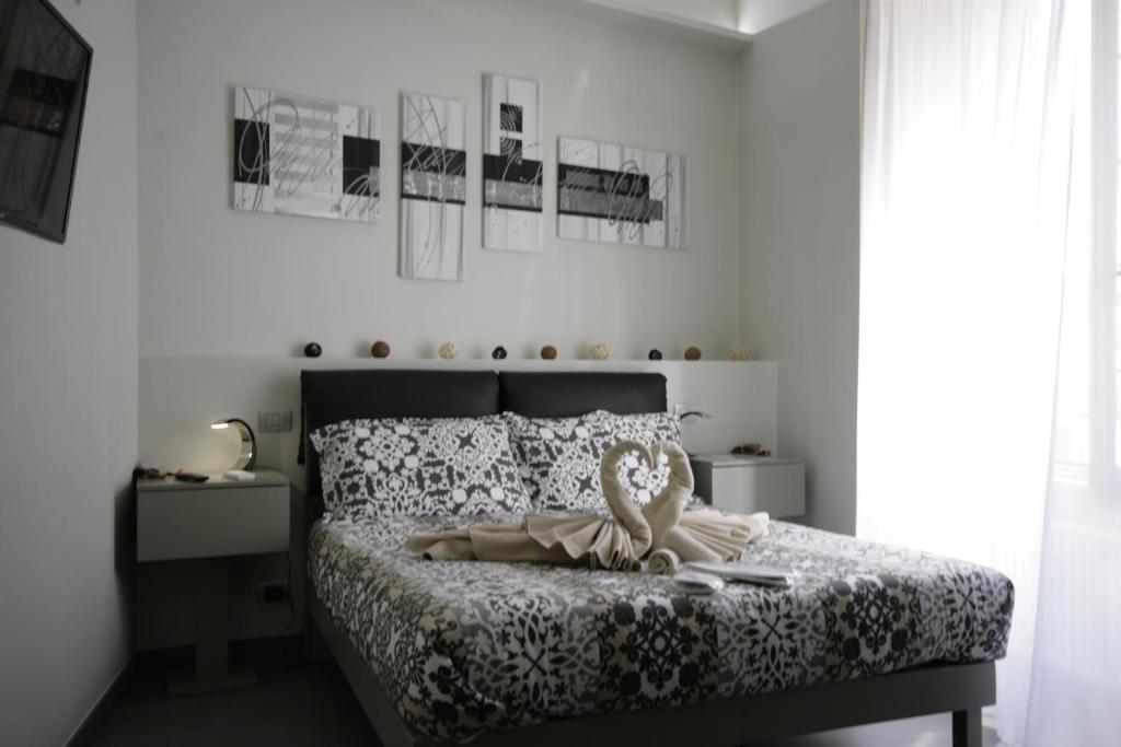 ein Schlafzimmer mit einem Bett mit einem ausgestopften Tier darauf in der Unterkunft B&B Sinfonia Sul Tevere in Rom