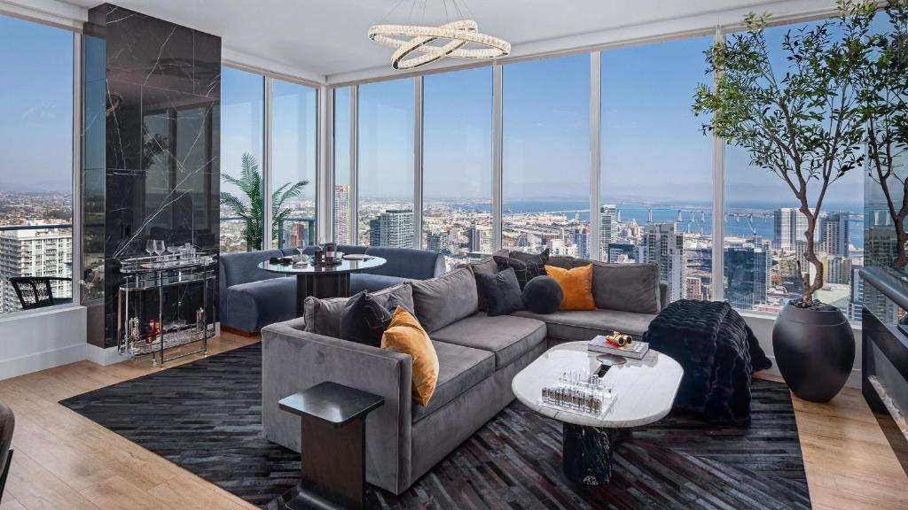 Posezení v ubytování Entire Floor 2BDR w Luxury Amenities Balcony SkyLux Penthouse by AvantStay