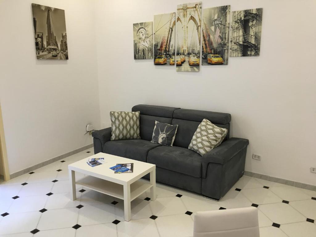 - un salon avec un canapé et une table dans l'établissement Casa Fortuna, à Sorrente