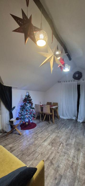 Una sala de estar con un árbol de Navidad y estrellas. en GONTA kottage, ЧАН - ДЖАКУЗІ тераса, вихід в гори, en Slavske