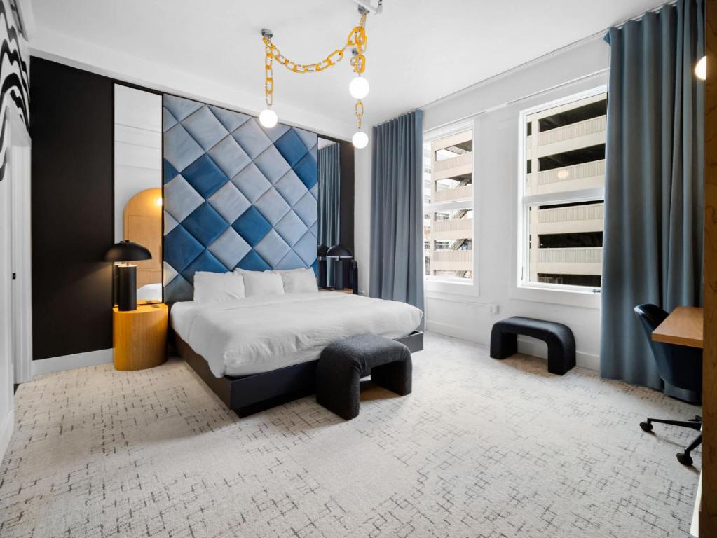 Ένα ή περισσότερα κρεβάτια σε δωμάτιο στο Symons Block Suite