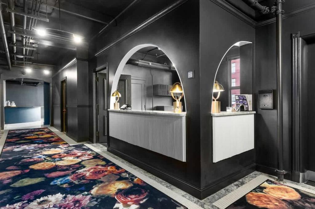 een grote kamer met een groot bloemenkleed op de vloer bij Symons Block Suite 2 in Spokane