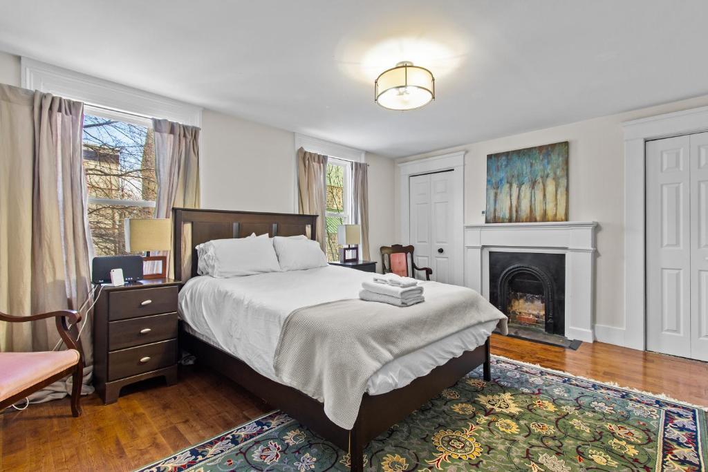 een slaapkamer met een groot bed en een open haard bij House Patrick 4Bd Loft Style Parking in St. John's