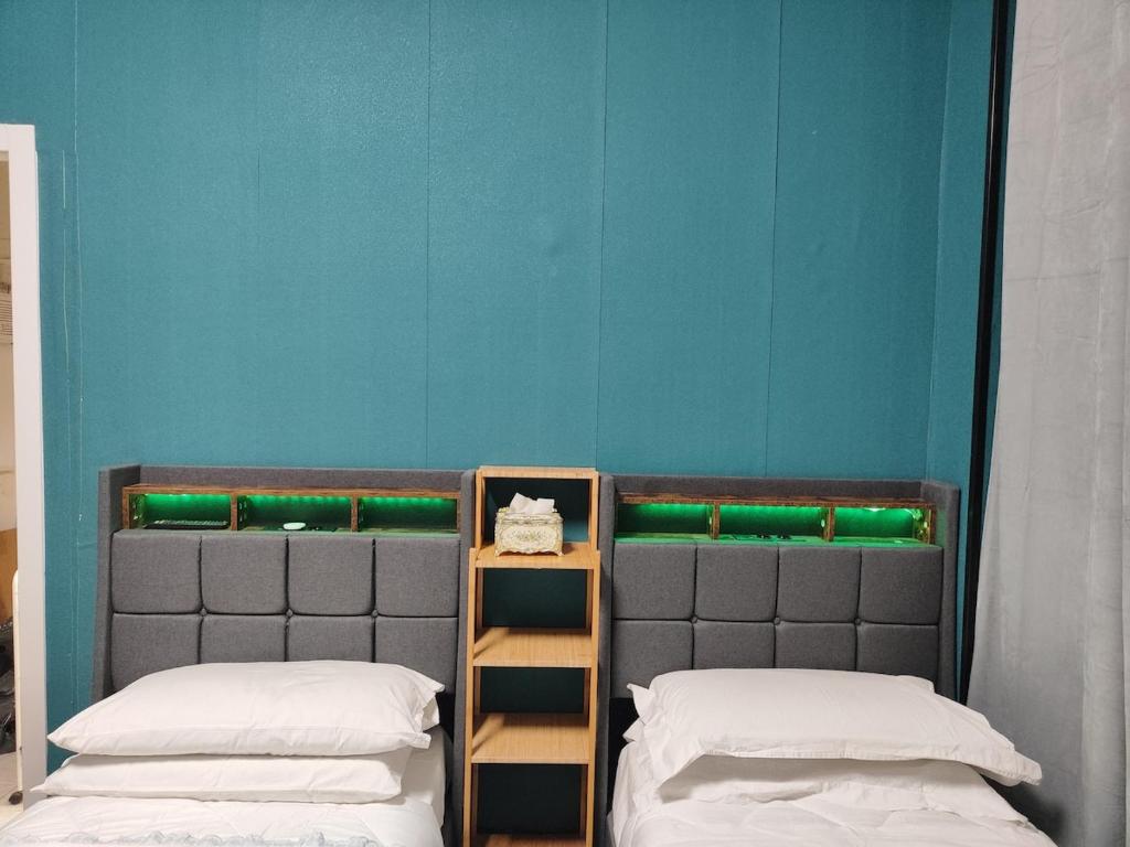 Giường trong phòng chung tại FARISHTAs house simple apartment