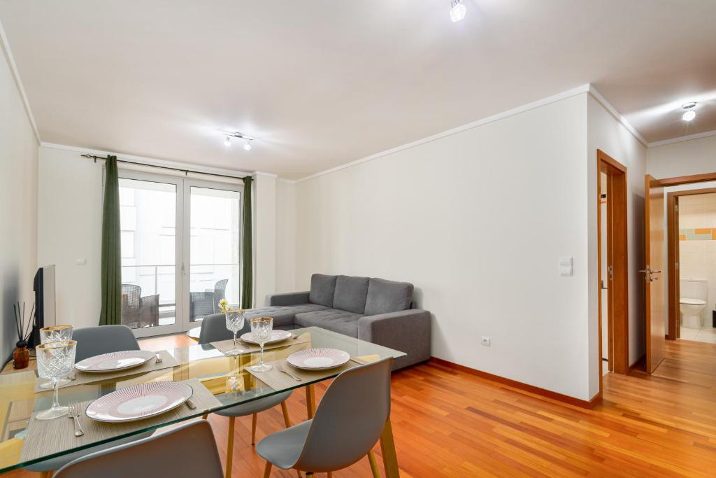 Posezení v ubytování New Santa Cruz Airport & Downtown Apartment