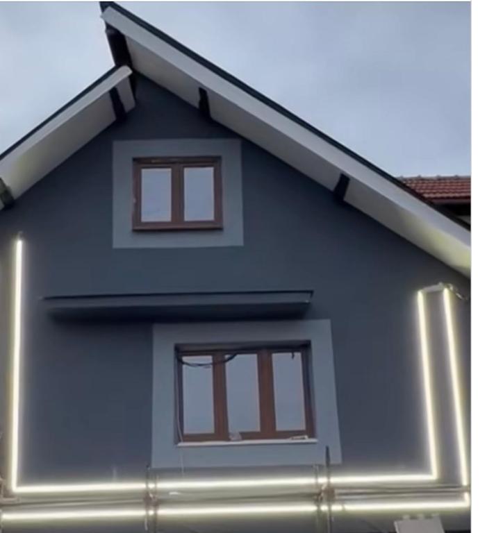 ein Modell eines Hauses mit zwei Fenstern in der Unterkunft Casa Daiana in Aninoasa