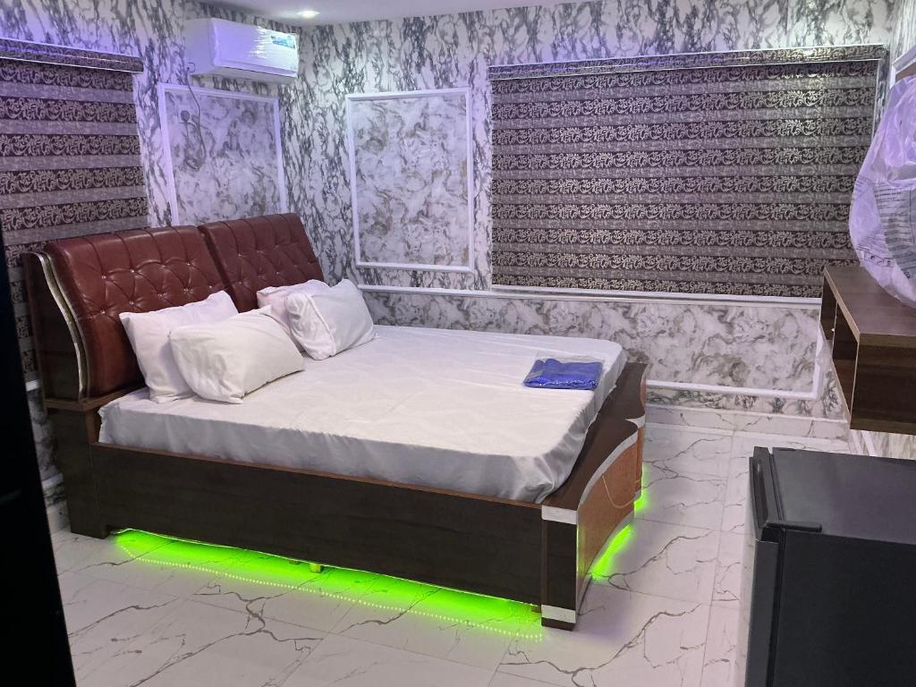 een slaapkamer met een bed met verlichting bij CosyHomesOta in Otta