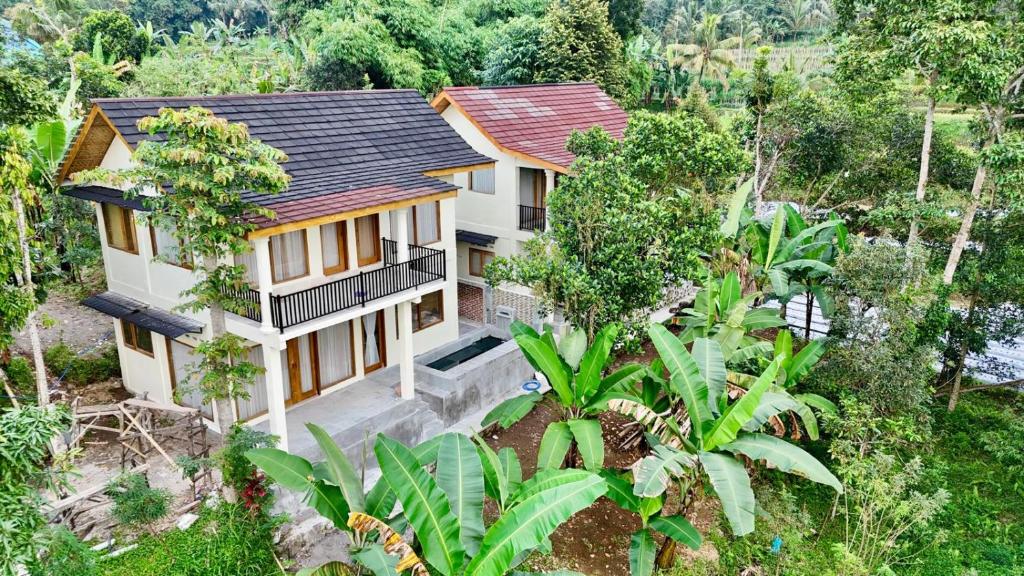 een luchtfoto van een huis in het bos bij D'Sawah Tetebatu Villas in Tetebatu