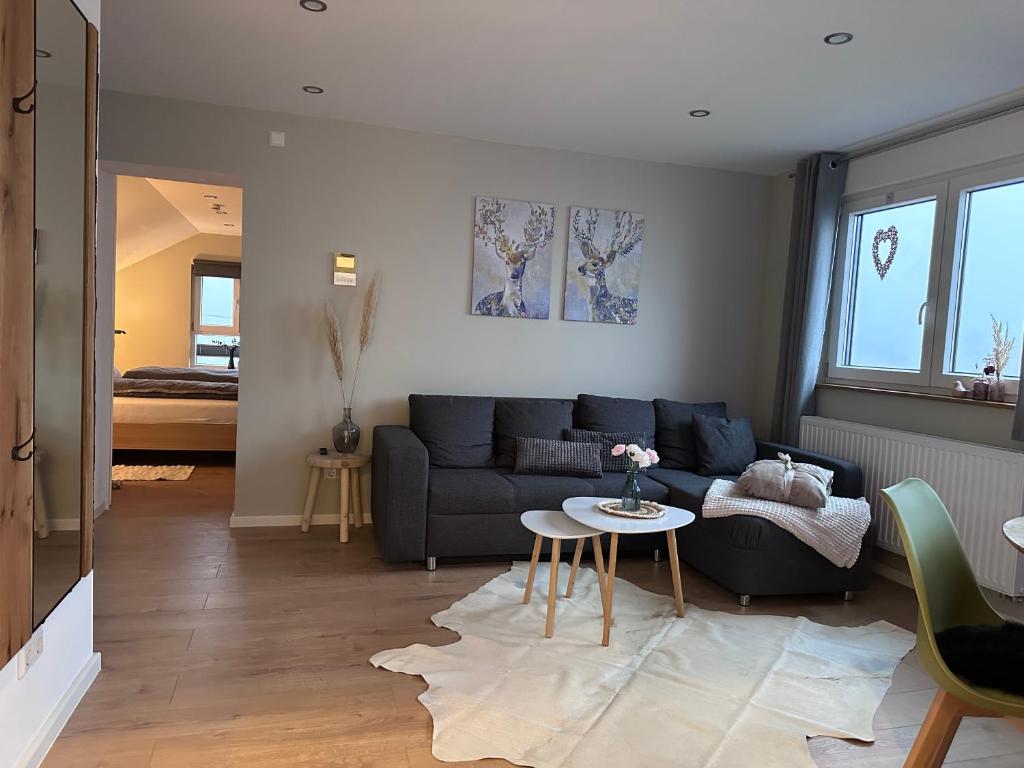 ein Wohnzimmer mit Sofa und Tisch in der Unterkunft Haus Martha - Top Modernes Apartment in der Natur in Willingen