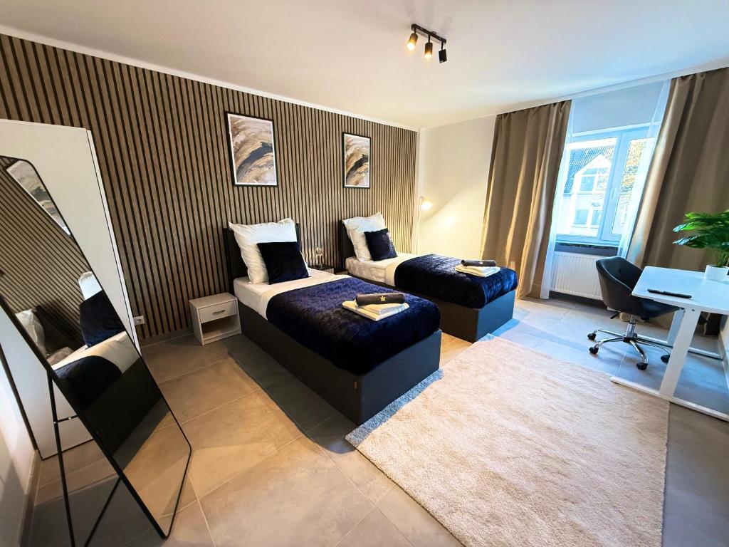 a hotel room with a bed and a desk at Business Apartment City 5 Betten & Parkplatz in Lüdenscheid