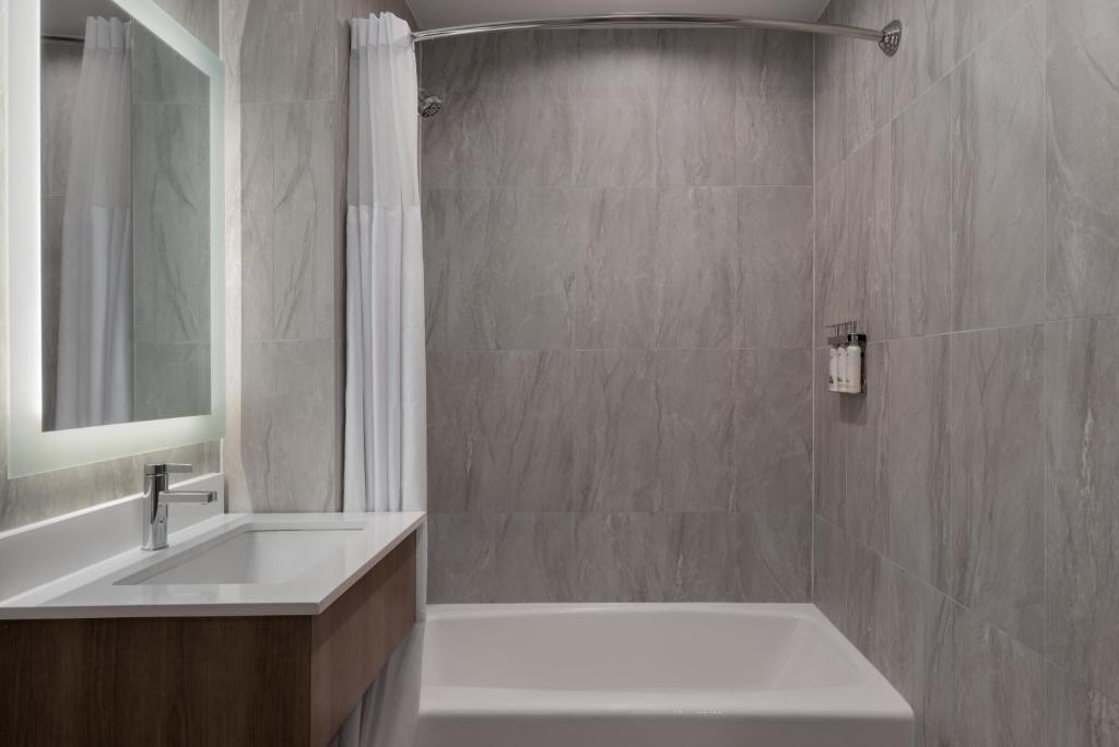 Holiday Inn Express & Suites Bronx - Zoo Area by IHG photo