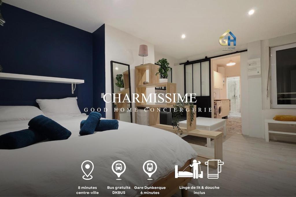 une chambre avec un lit et un mur bleu dans l'établissement Charmissime, à Dunkerque