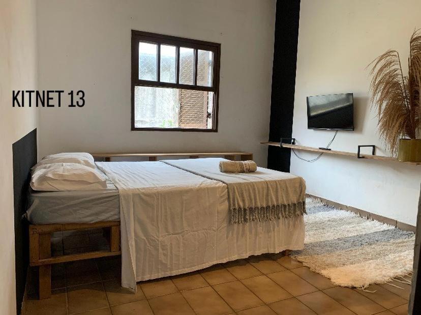 En eller flere senge i et værelse på Apartamentos kitnet Praia Caraguá