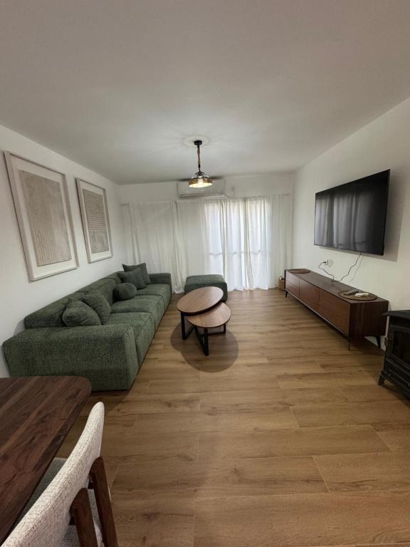 Un televizor și/sau centru de divertisment la אורנים