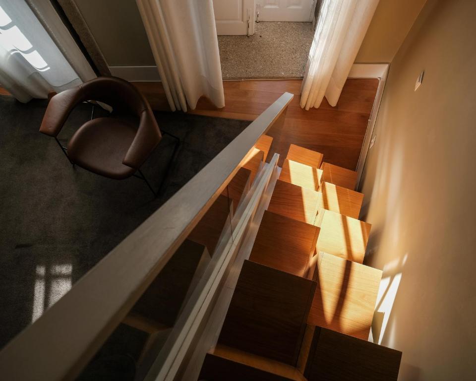 - une vue sur un escalier avec un bureau et une chaise dans l'établissement Casa do Juncal, à Guimarães