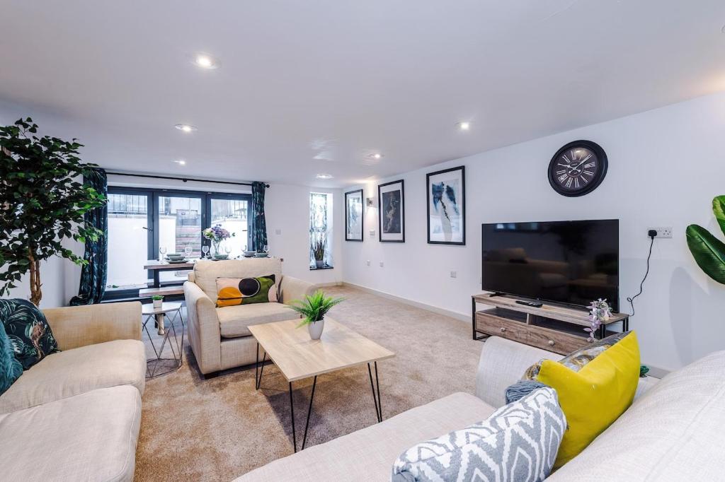 Et opholdsområde på Spa Lodge - Stunning 3Bed Oasis, Driveway Parking, Garden