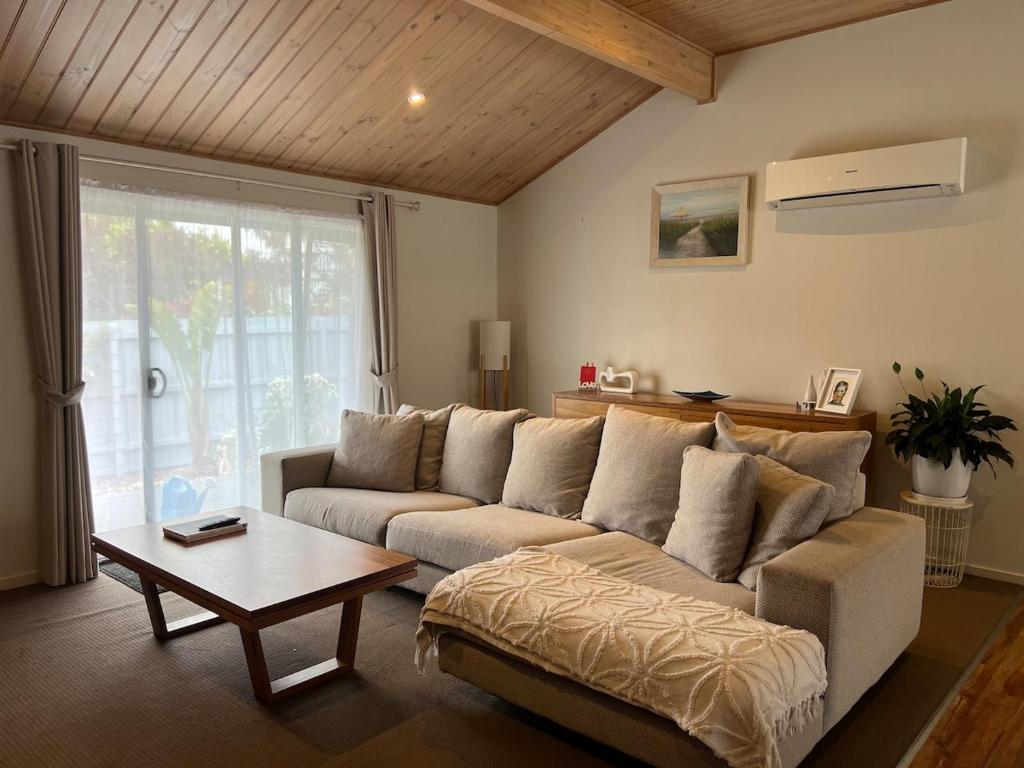 Posezení v ubytování Large Family Beach House outdoor living