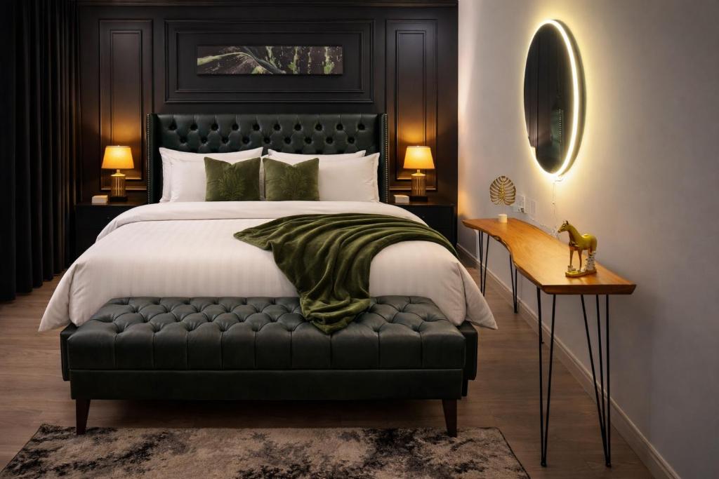 ein Schlafzimmer mit einem großen Bett mit schwarzem Kopfteil in der Unterkunft Presidential Suite In Gold Crest Residency-DHA Phase 4 Lahore in Lahore