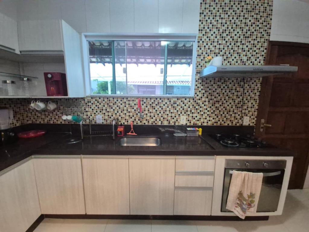 Een keuken of kitchenette bij Elis Praia e Aconchego