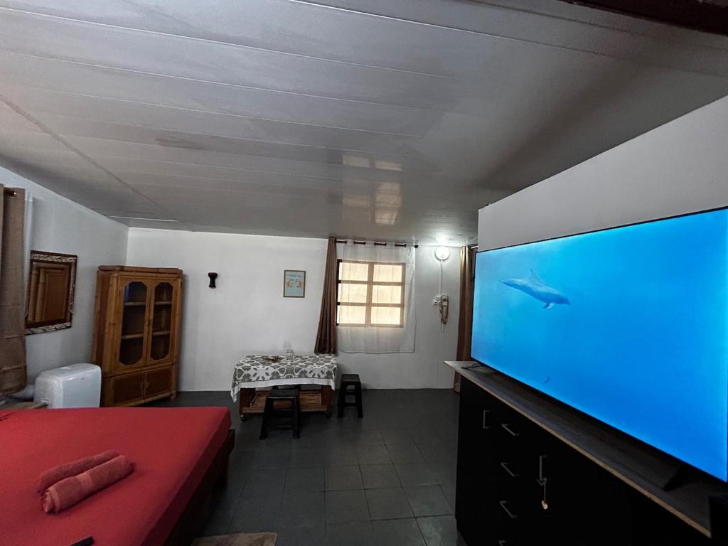 un soggiorno con una grande TV a schermo piatto di M&M moanatea lodge a Rangiroa
