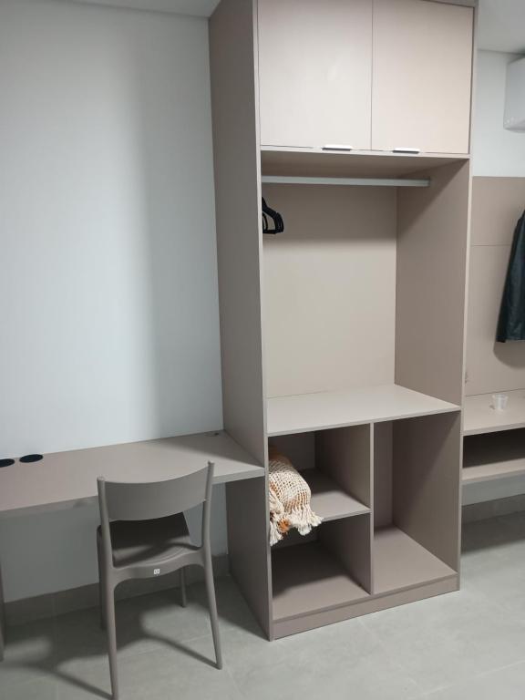 een wit bureau en een stoel in een kamer bij Studio Beach Class Summer em Porto de Galinhas PE in Porto De Galinhas