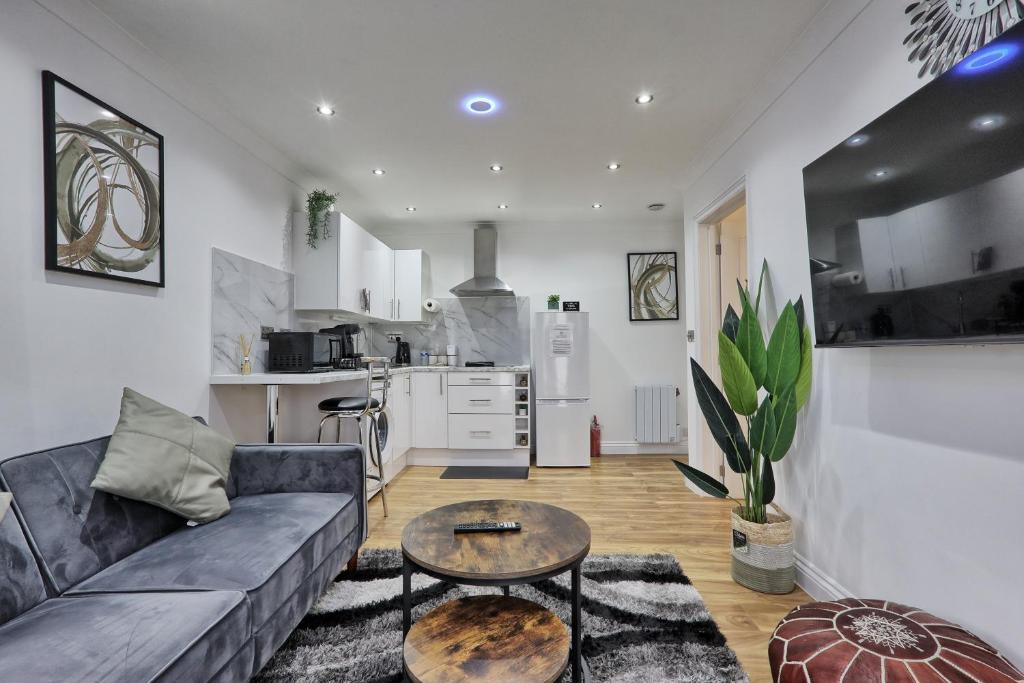 Kuchyň nebo kuchyňský kout v ubytování Very Cosy & Lovely 1 Bed Garden Apartment with side access, Suitable for Long Stay and Short Stay