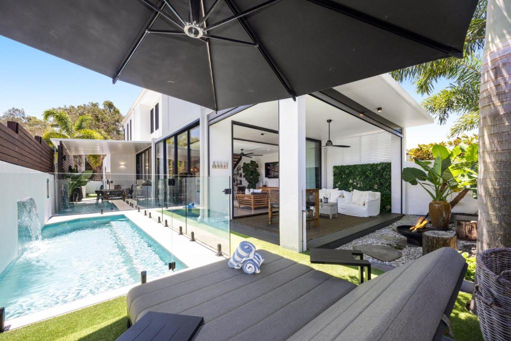 Swimmingpoolen hos eller tæt på Spacious 3-Bedroom Retreat with BBQ and Pool