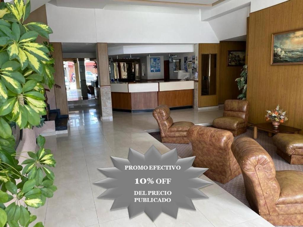 Un vestíbulo con sofás y sillas en un edificio. en Hotel La Argentina, en San Clemente del Tuyú