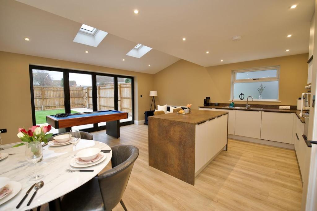 Kuchyň nebo kuchyňský kout v ubytování Stunning Warwick Home, EV Charger, Driveway Parking, Free Netflix & Disney