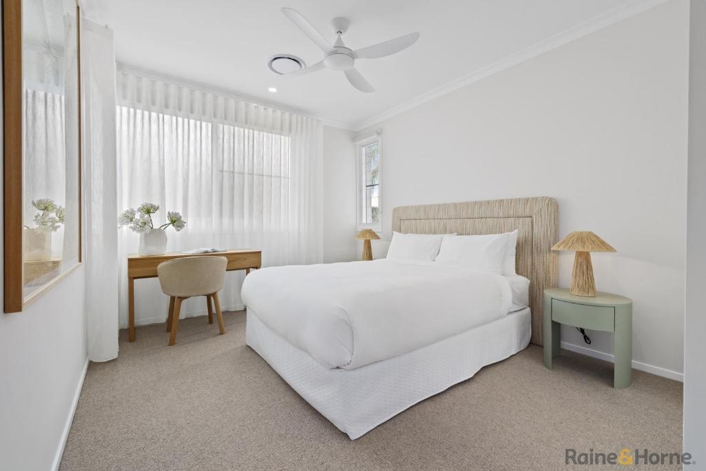 Postel nebo postele na pokoji v ubytování Quiet Coastal Retreat with BBQ & Outdoor Space