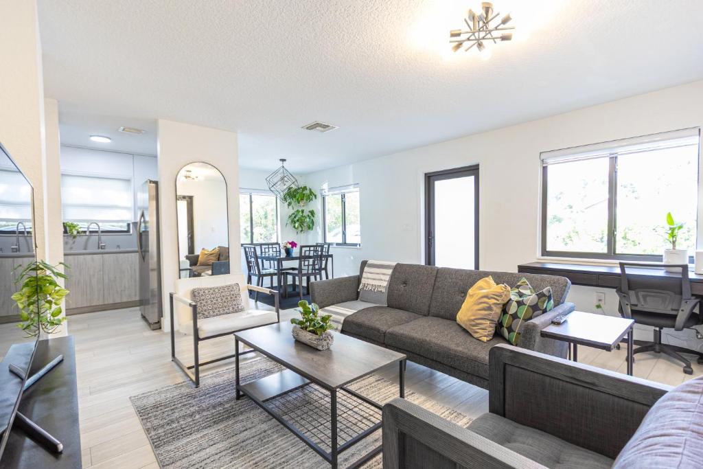 ein Wohnzimmer mit Sofa und Tisch in der Unterkunft Centrally Located Modern 2bdr Home w Fast WiFi & Parking in Miami