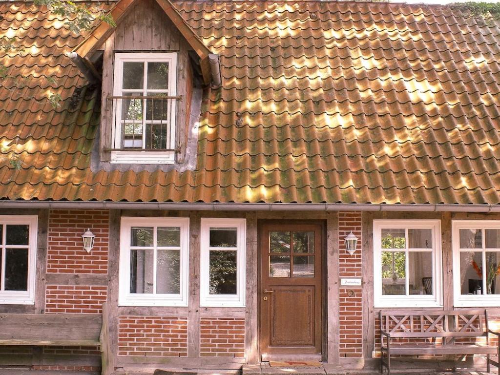 een huis met een houten deur en ramen bij Romantic half-timbered house in Egestorf
