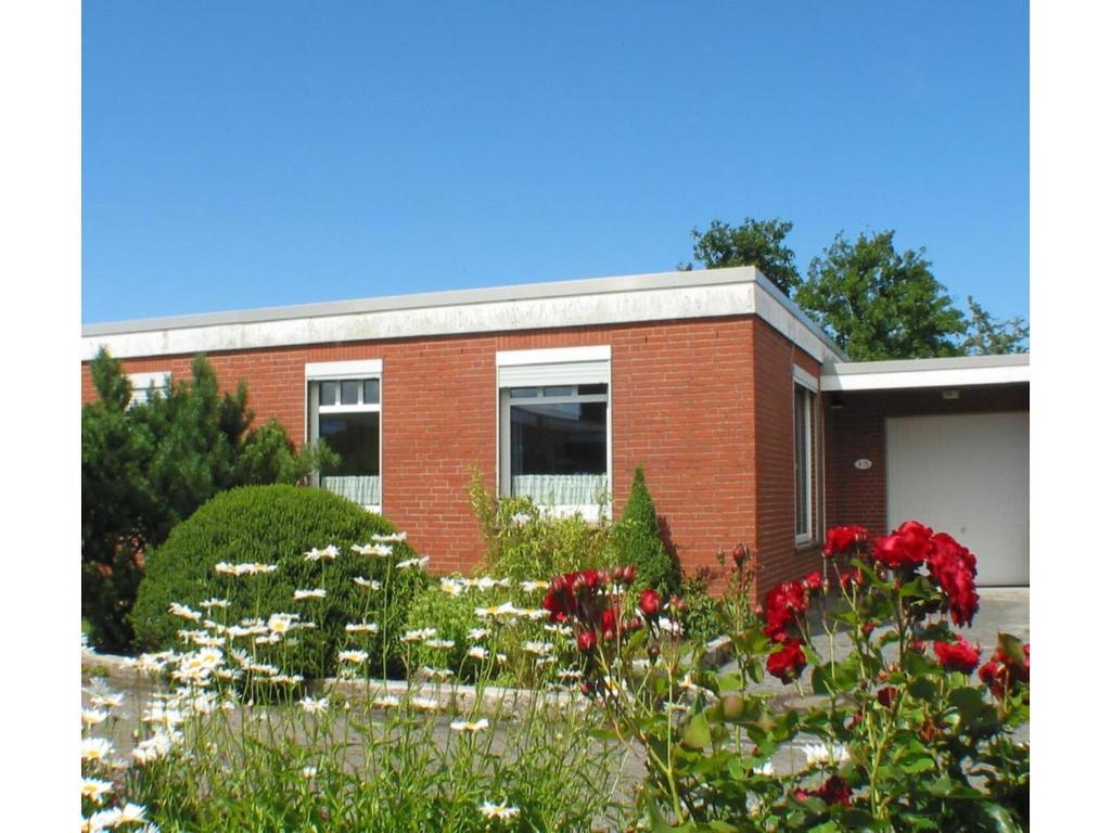En have udenfor Bungalow in Strandnaehe, Dornumersiel