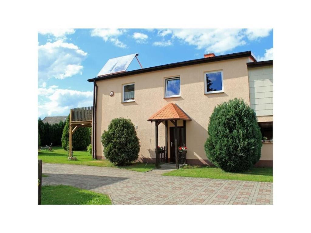 ein Haus mit einem Pavillon davor in der Unterkunft Holiday apartment with 2 bedrooms in Hoffelde