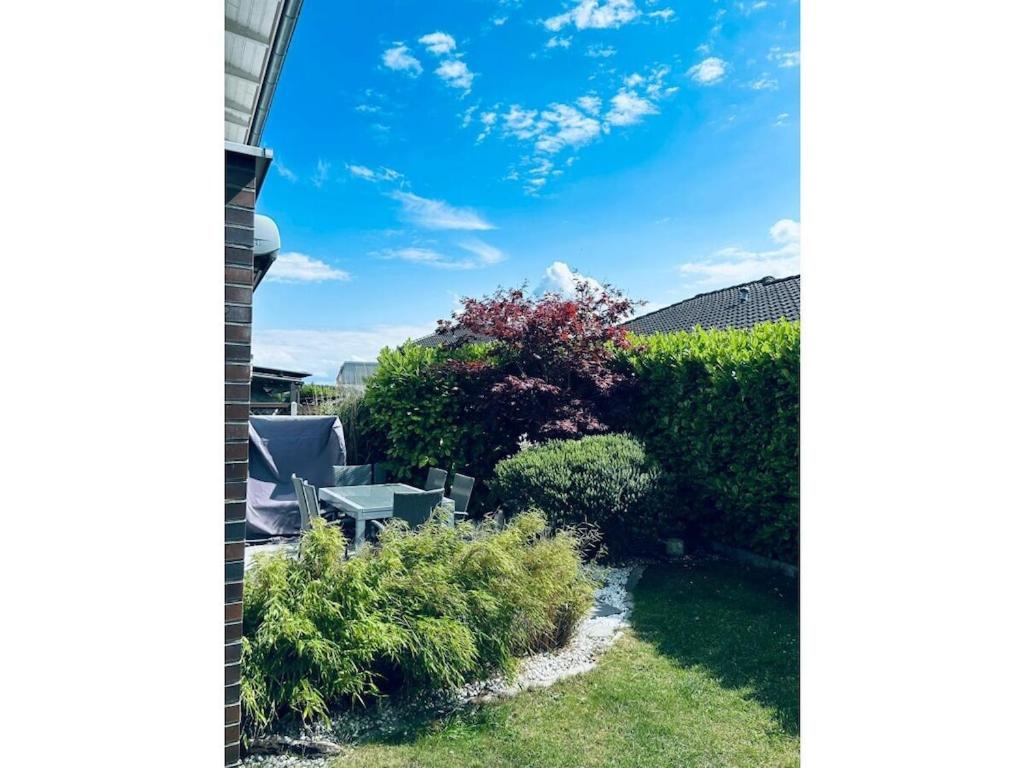 een uitzicht vanuit de tuin van een huis bij House 4seasons Scharbeutz in Scharbeutz