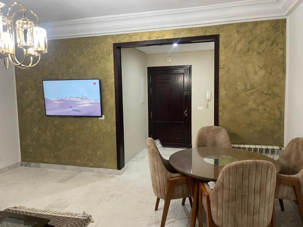 TV a/nebo společenská místnost v ubytování حي الواحات العوينة تونس