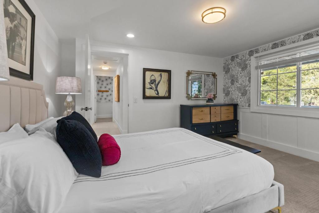 Giường trong phòng chung tại 7-Guest American House Dwtn WB Steps to Beach The American House