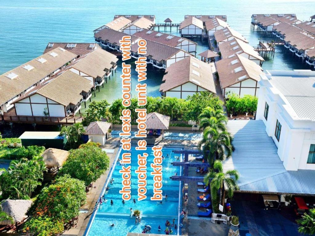 Swimmingpoolen hos eller tæt på Tower and Water Seaview Lexis water chalet