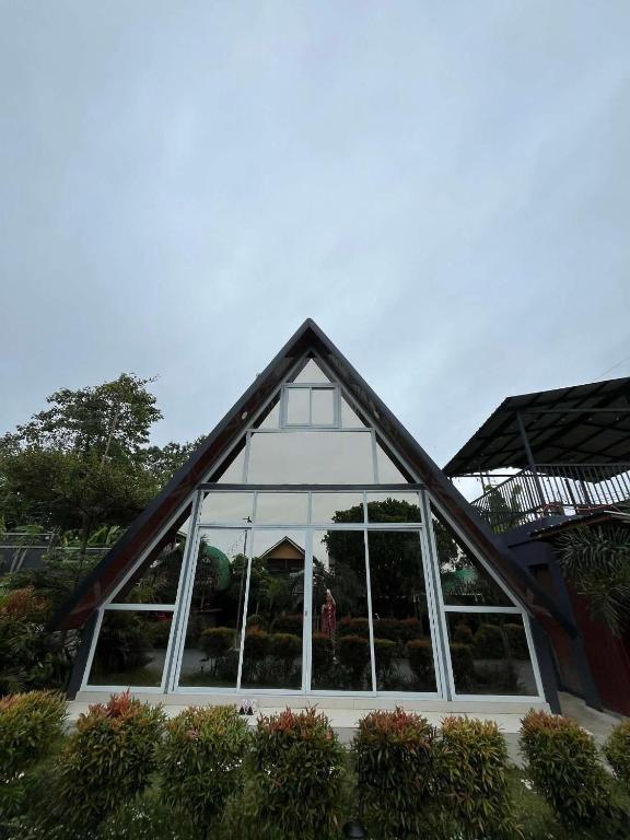 LuksuhinD LUXE Garden Resort的一座建筑上有很多窗户