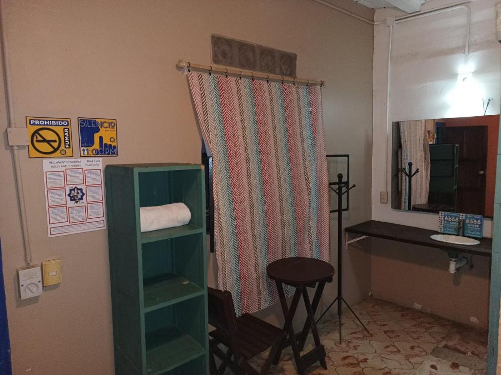 een kamer met een bureau, een stoel en een spiegel bij Sayu Life in Sayulita