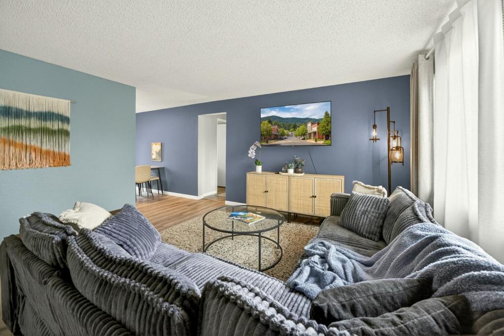 Khu vực ghế ngồi tại Clearview Comfort- 3BR near Airport!