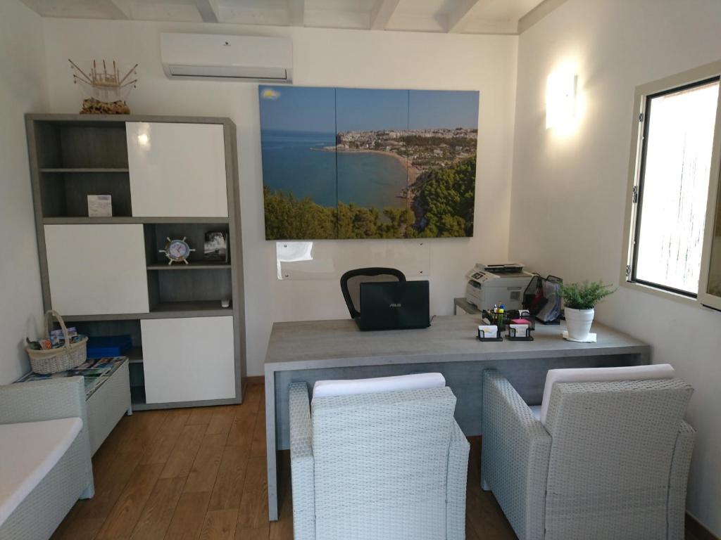 kuchnia ze stołem i krzesłami w pokoju w obiekcie LA CASA AL MARE a Peschici w mieście Peschici