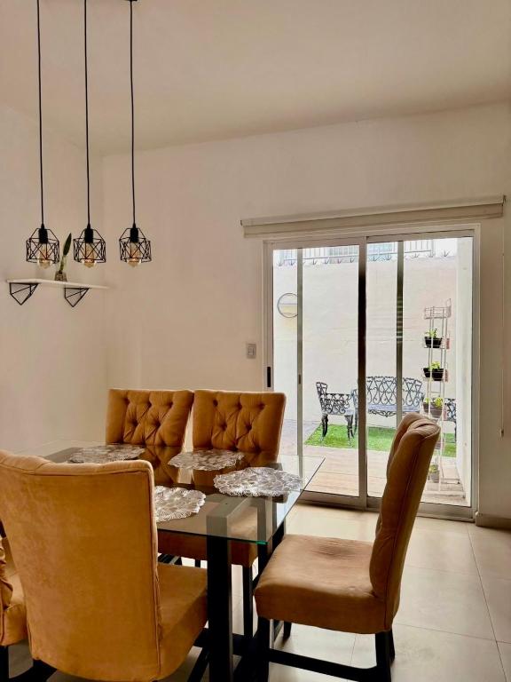 een woonkamer met een tafel en een bank bij Moderna Casa Céntrica in Monterrey