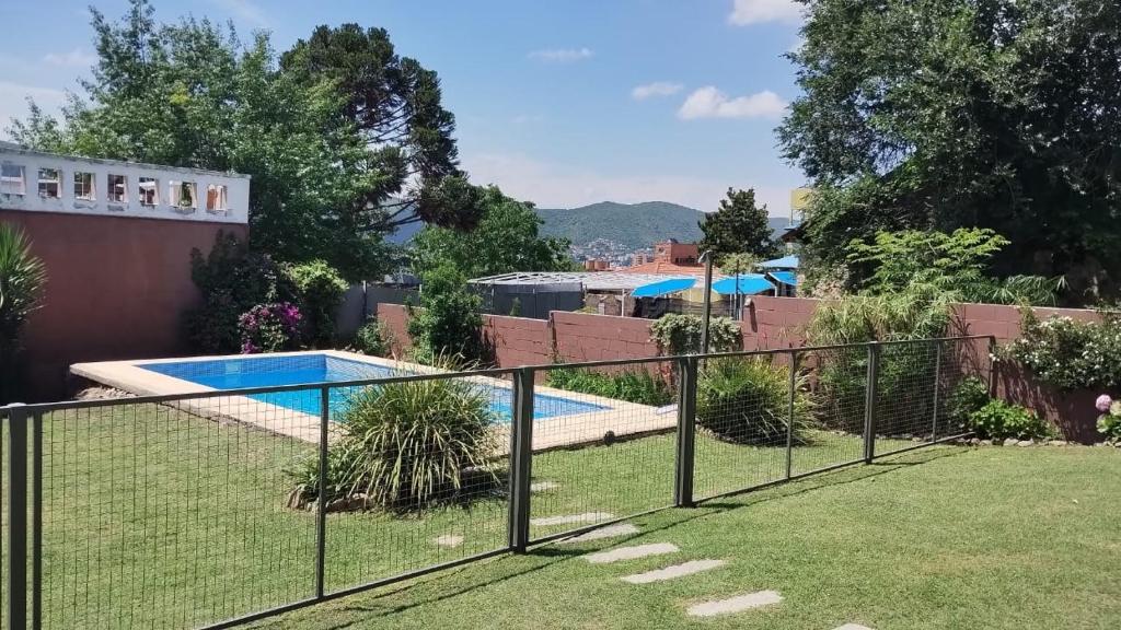 Swimmingpoolen hos eller tæt på Samay