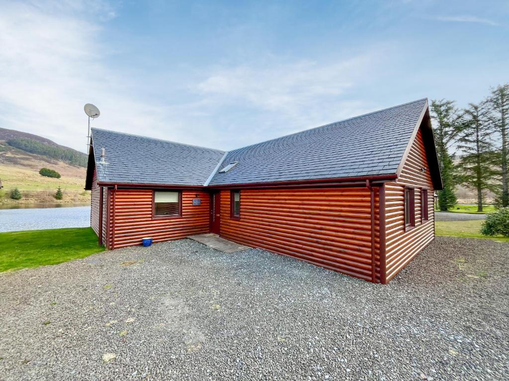 een klein rood gebouw met een grote garage bij Fois Bhrus in White Bridge