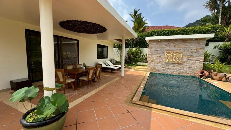 een huis met een zwembad en een eetkamer bij Lai Thai Villa 4 in Rawai Beach